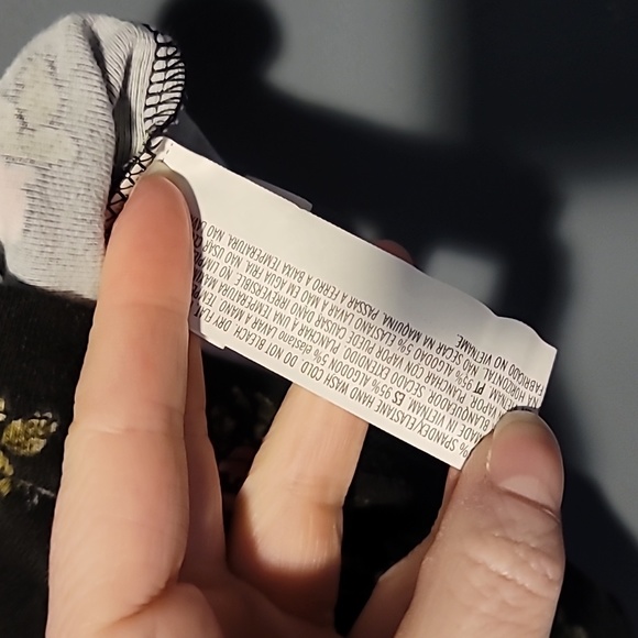 Form-fitting Stretchy Crop Top with Roses - Picture 4 of 6